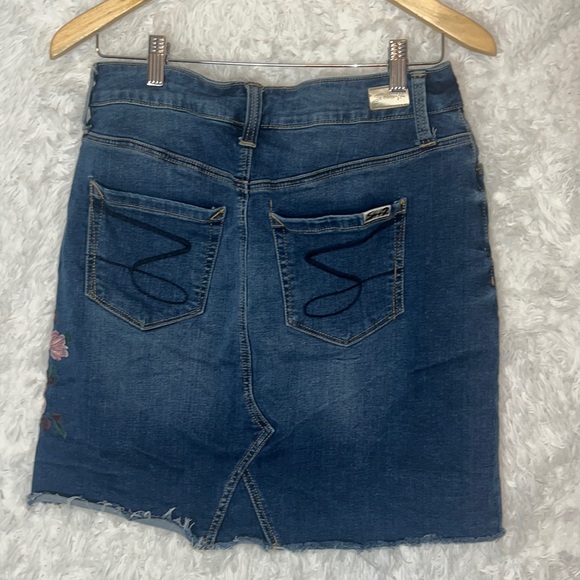 Embroidered Flower Jean Skirt Size 6 - Picture 4 of 4